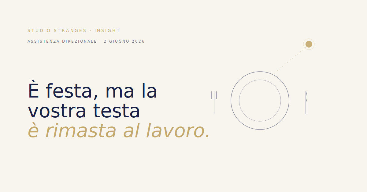 Una sedia vuota in un giorno di festa e un piccolo segnale che resta acceso in lontananza — Studio Stranges Insight